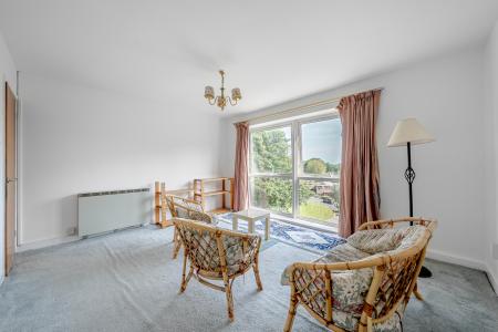 1 bedroom Flat for sale in Gledhow Wood Close, Gledhow, Leeds, LS8