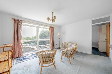 1 bedroom Flat for sale in Gledhow Wood Close, Gledhow, Leeds, LS8