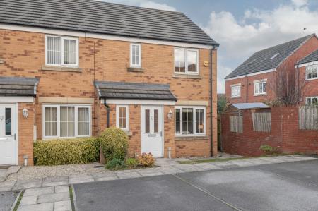 3 bedroom Town house to let in Barrowby Close, Garforth, Leeds, LS25