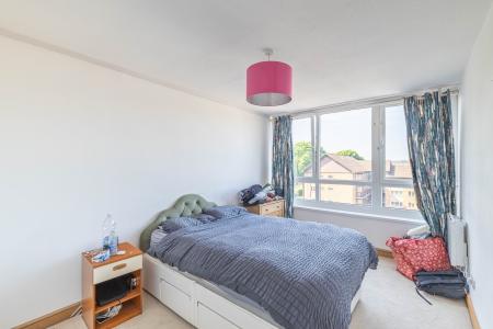 2 bedroom Flat for sale in Ingledew Court, Alwoodley, Leeds, LS17