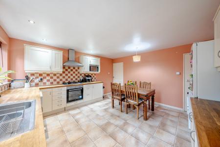 2 bedroom End of terrace house for sale in Gledhow Lane, Chapel Allerton, Leeds, LS7