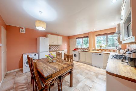 2 bedroom End of terrace house for sale in Gledhow Lane, Chapel Allerton, Leeds, LS7