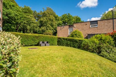 1 bedroom Flat for sale in Gledhow Wood Close, Gledhow, Leeds, LS8