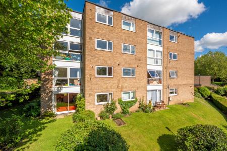 1 bedroom Flat for sale in Gledhow Wood Close, Gledhow, Leeds, LS8