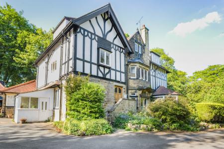 3 bedroom Flat to let in Park Avenue, Roundhay, Leeds, LS8