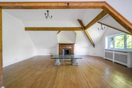 3 bedroom Flat to let in Park Avenue, Roundhay, Leeds, LS8