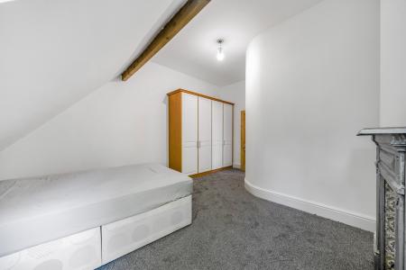 3 bedroom Flat to let in Park Avenue, Roundhay, Leeds, LS8