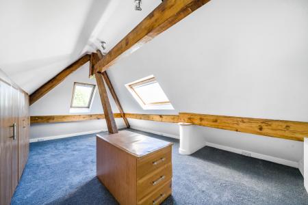 3 bedroom Flat to let in Park Avenue, Roundhay, Leeds, LS8