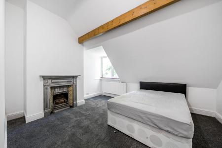 3 bedroom Flat to let in Park Avenue, Roundhay, Leeds, LS8