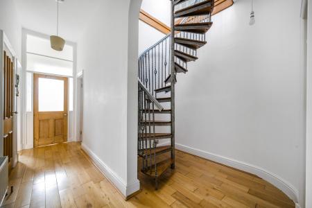 3 bedroom Flat to let in Park Avenue, Roundhay, Leeds, LS8