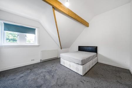 3 bedroom Flat to let in Park Avenue, Roundhay, Leeds, LS8