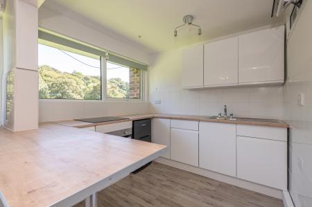 2 bedroom Flat to let in Gledhow Court, Chapel Allerton, Leeds, LS7