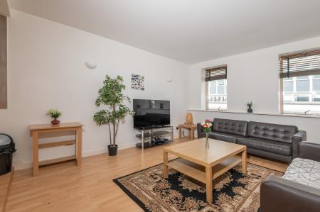 2 bedroom Flat to let in 15 South Parade, Leeds, LS1