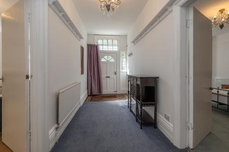 2 bedroom Flat to let in 28 Street Lane, Roundhay, Leeds, LS8
