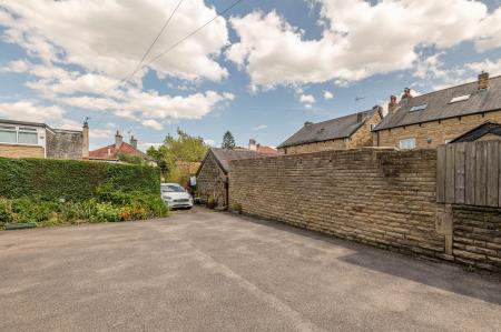 2 bedroom Flat to let in 28 Street Lane, Roundhay, Leeds, LS8
