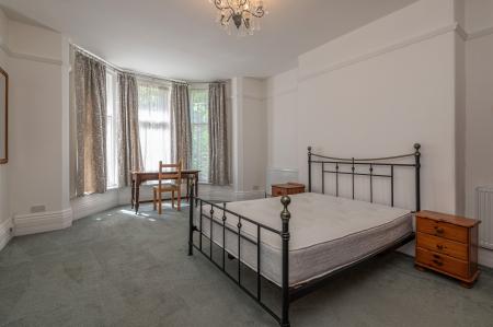 2 bedroom Flat to let in 28 Street Lane, Roundhay, Leeds, LS8