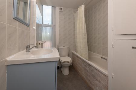 2 bedroom Flat to let in 28 Street Lane, Roundhay, Leeds, LS8