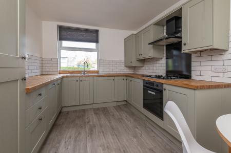 2 bedroom Flat to let in 28 Street Lane, Roundhay, Leeds, LS8