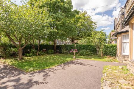 2 bedroom Flat to let in 28 Street Lane, Roundhay, Leeds, LS8
