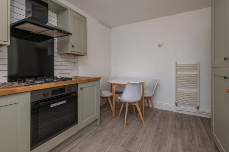 2 bedroom Flat to let in 28 Street Lane, Roundhay, Leeds, LS8
