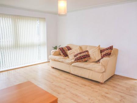 2 bedroom Flat to let in Gledhow Wood Close, Leeds, LS8