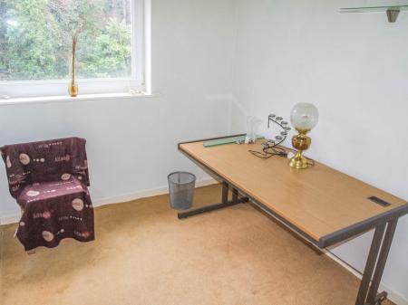 2 bedroom Flat to let in Gledhow Wood Close, Leeds, LS8