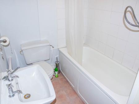 2 bedroom Flat to let in Gledhow Wood Close, Leeds, LS8