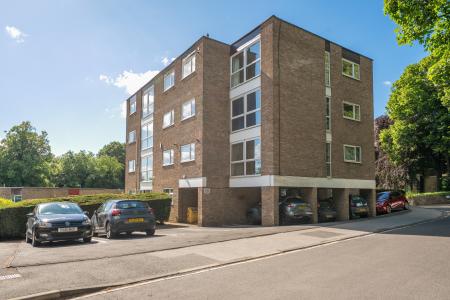 2 bedroom Flat to let in Gledhow Wood Close, Leeds, LS8