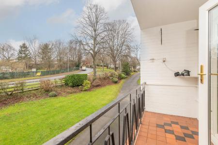 2 bedroom Flat to let in Valley Court, Allerton Grange Vale, Moortown, Leeds, LS17