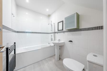 2 bedroom Flat to let in Harrowby Road, West Park, Leeds, LS16