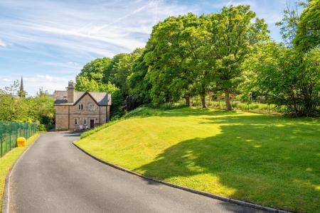 2 bedroom Flat to let in Harrowby Road, West Park, Leeds, LS16