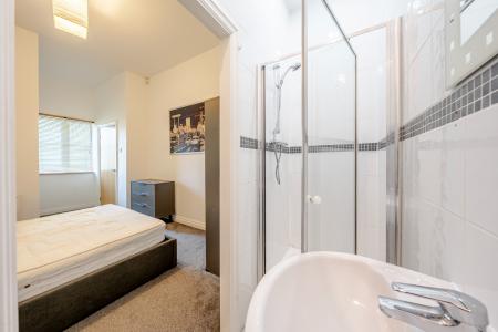 2 bedroom Flat to let in Harrowby Road, West Park, Leeds, LS16