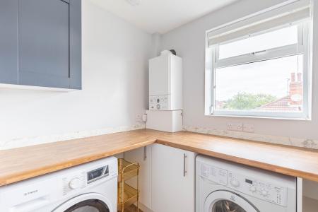2 bedroom Flat to let in Gosnay House, Bideford Avenue, Roundhay, Leeds, LS8