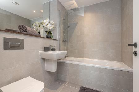 2 bedroom Flat to let in Springwell Gardens, Whitehall Road, Leeds, LS12