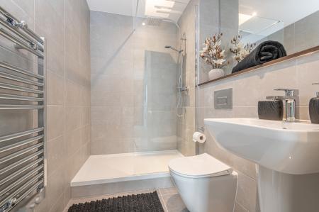 2 bedroom Flat to let in Springwell Gardens, Whitehall Road, Leeds, LS12