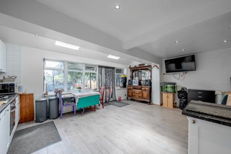 4 bedroom Semi-detached house for sale in Gledhow Park Avenue, Chapel Allerton, Leeds, LS7