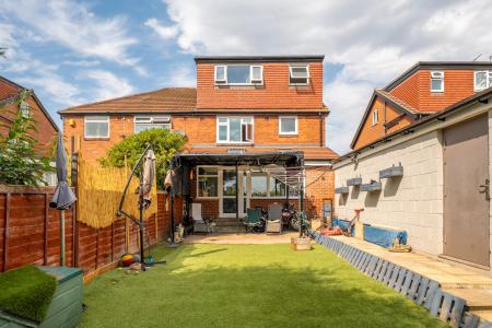 4 bedroom Semi-detached house for sale in Gledhow Park Avenue, Chapel Allerton, Leeds, LS7