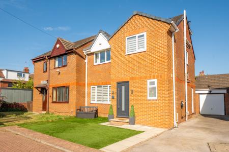4 bedroom Semi-detached house for sale in Heathercroft, Chapel Allerton, Leeds, LS7