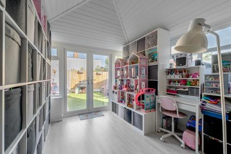 4 bedroom Semi-detached house for sale in Heathercroft, Chapel Allerton, Leeds, LS7