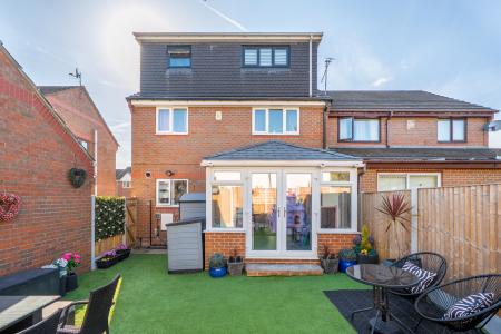 4 bedroom Semi-detached house for sale in Heathercroft, Chapel Allerton, Leeds, LS7