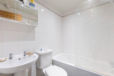 2 bedroom Flat to let in Low Lane, Horsforth, Leeds, LS18