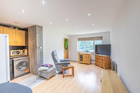 2 bedroom Flat to let in Low Lane, Horsforth, Leeds, LS18