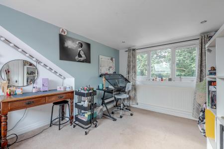 4 bedroom Semi-detached house for sale in Ridgeway, Gledhow, Leeds, LS8