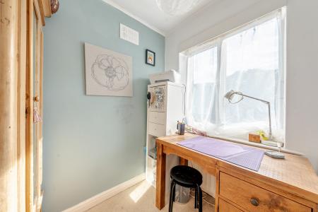 4 bedroom Semi-detached house for sale in Ridgeway, Gledhow, Leeds, LS8