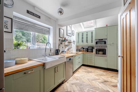 4 bedroom Semi-detached house for sale in Ridgeway, Gledhow, Leeds, LS8