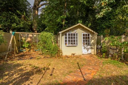 4 bedroom Semi-detached house for sale in Ridgeway, Gledhow, Leeds, LS8