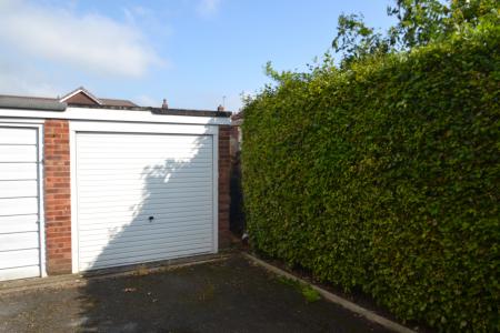 2 bedroom Flat to let in Nursery Lane, Alwoodley, Leeds, LS17