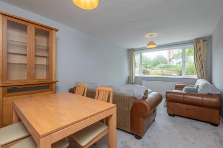 2 bedroom Flat to let in Gledhow Wood Avenue, Roundhay, Leeds, LS8