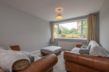 2 bedroom Flat to let in Gledhow Wood Avenue, Roundhay, Leeds, LS8