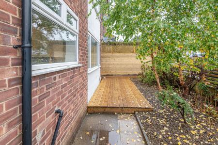 2 bedroom Flat to let in Gledhow Wood Avenue, Roundhay, Leeds, LS8